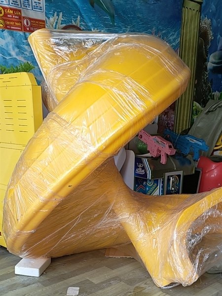 Máng trượt xoắn